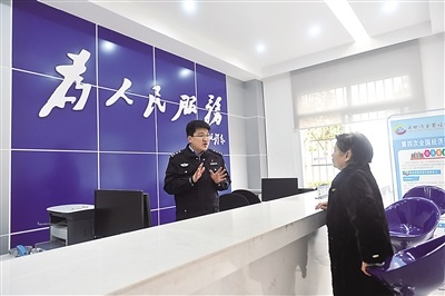 白市驛派出所民警為前來咨詢的群眾答疑