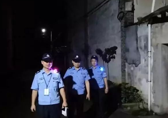 佩戴石氏警用肩燈的夜間巡邏燈