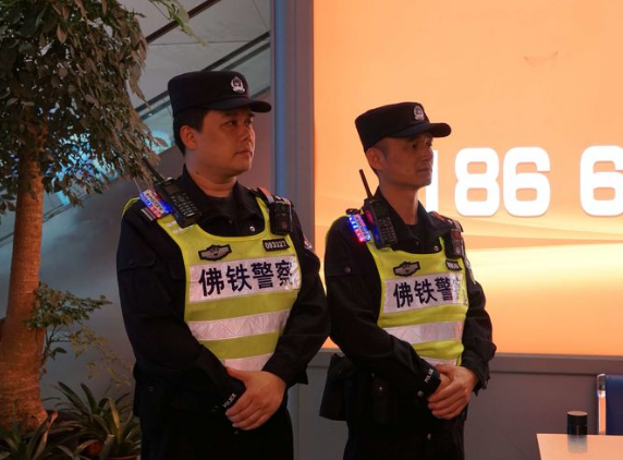 石氏品牌多功能執(zhí)勤肩燈佩戴效果