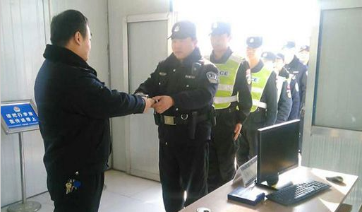 特勤大隊(duì)為執(zhí)勤民警配發(fā)多功能執(zhí)勤肩燈