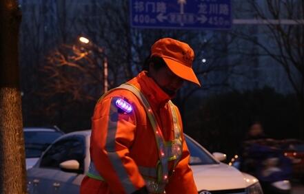 合肥市包河區(qū)環(huán)衛(wèi)工人用上LED紅藍(lán)爆閃肩燈