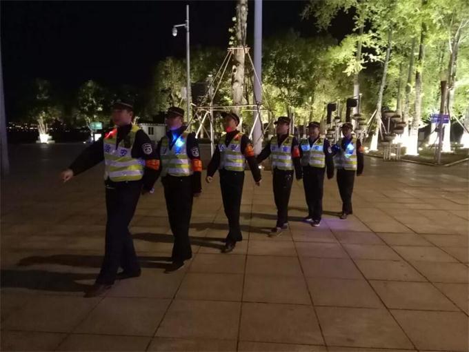 社區(qū)安保人員佩戴肩夾式充電肩燈夜間巡邏