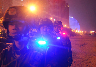 隊員佩戴警用肩燈進(jìn)行夜間巡邏執(zhí)勤