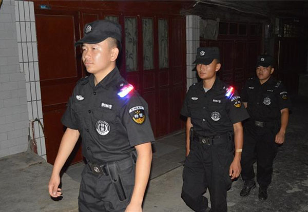 團溪派出所民警帶領巡邏隊員首次戴警閃肩燈徒步巡邏