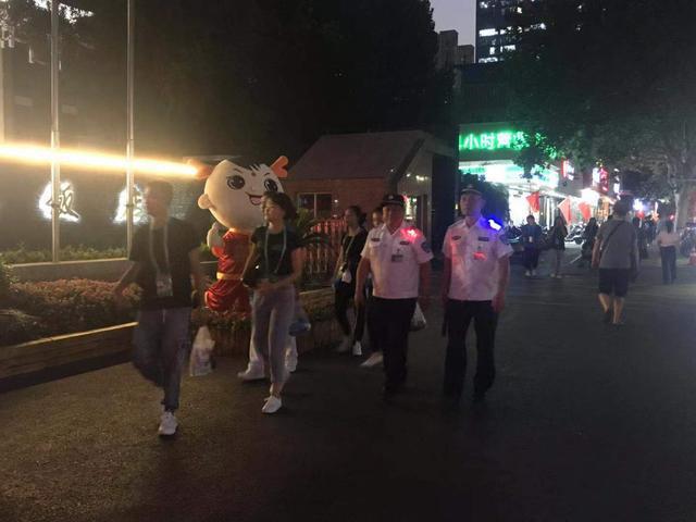 閃著肩燈的巡防隊(duì)員