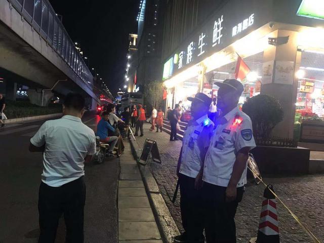 肩亮肩燈的巡邏隊(duì)員