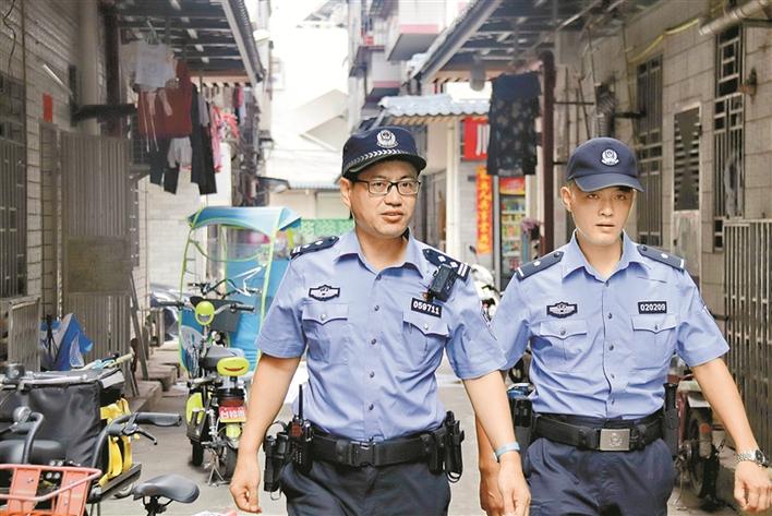 筍崗派出所民警在轄區(qū)巡邏