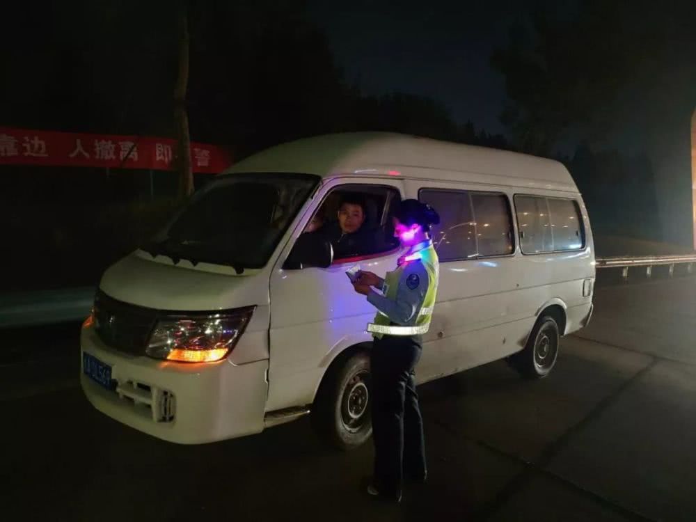 外場管理員佩戴多功能肩燈執(zhí)勤