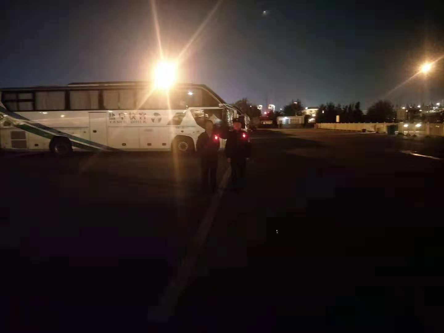 值班人員佩戴治安巡邏肩燈進行夜間巡邏