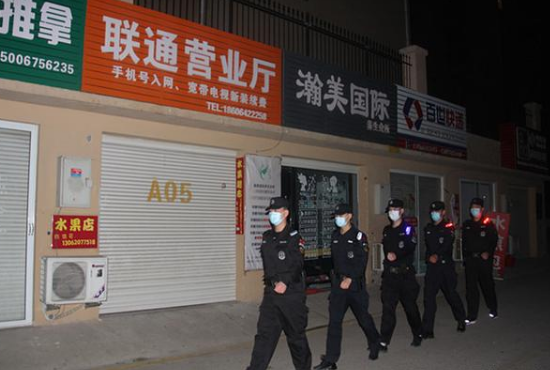 巡邏隊(duì)員佩戴警用肩燈夜巡