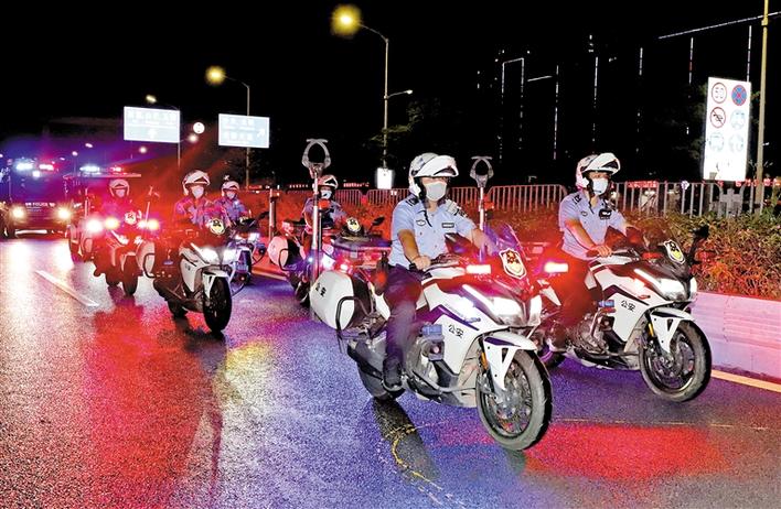 鳴警笛亮警燈大巡邏行動(dòng)
