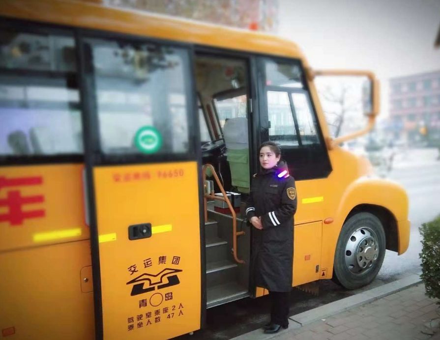 校車照管員佩戴肩掛式爆閃燈