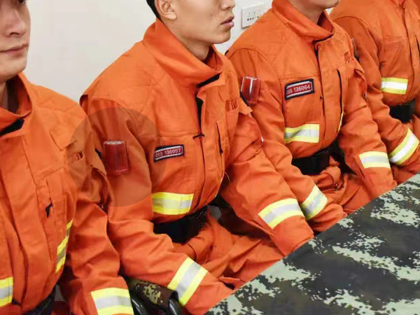 消防員方位燈佩戴于手臂處