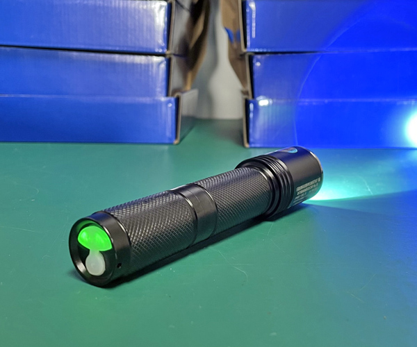 多功能強(qiáng)光防爆電筒尾部電量指示燈